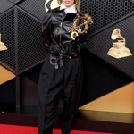 Miley Cyrus na letošní udílení hudebních cen Grammy sice dorazila v trendy minimalistickém outfitu od značky Celine, ale rozhodně nešlo o žádný nudný look.