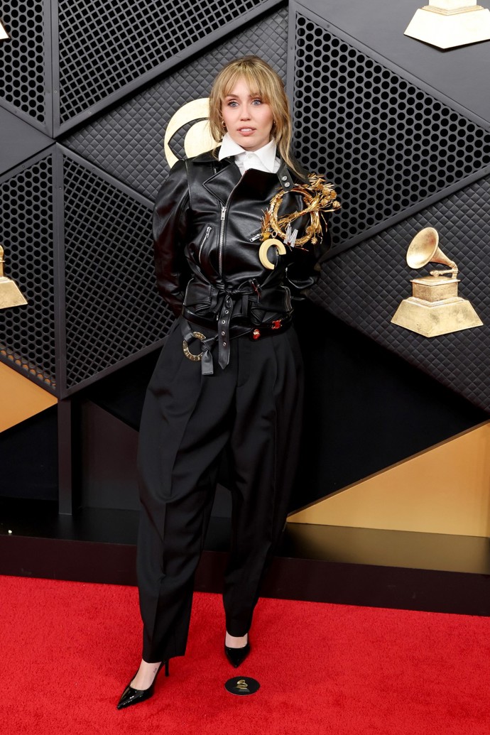 Miley Cyrus na letošní udílení hudebních cen Grammy sice dorazila v trendy minimalistickém outfitu od značky Celine, ale rozhodně nešlo o žádný nudný look.