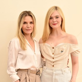 Jako sestry. I když Michelle dělí od kolegyně Elle Fanning 40 let, na jejich vizáži to poznat není.