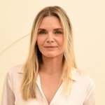 Na aktuálních fotkách z tiskové konference televizní stanice Apple vypadá herečka jako zamlada. Podle odborníků za to můžou mimo jiné chytře zvolené zkrášlovací zákroky.