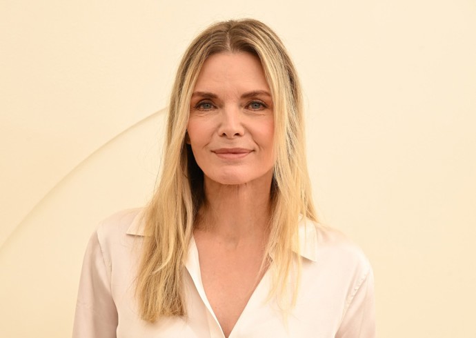 Na aktuálních fotkách z tiskové konference televizní stanice Apple vypadá herečka jako zamlada. Podle odborníků za to můžou mimo jiné chytře zvolené zkrášlovací zákroky.