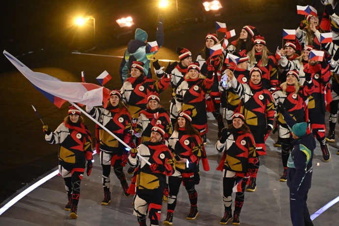 David Pastrňák vedl coby vlajkonoš českou výpravu v Milánu. 