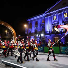 Ceremoniál byl vysílán paralelně hned z několika míst. Reprezentanti se museli rozdělit. 