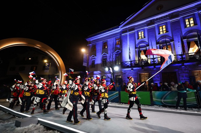 Ceremoniál byl vysílán paralelně hned z několika míst. Reprezentanti se museli rozdělit. 