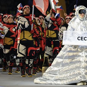 David Pastrňák vedl coby vlajkonoš českou výpravu v Milánu. 