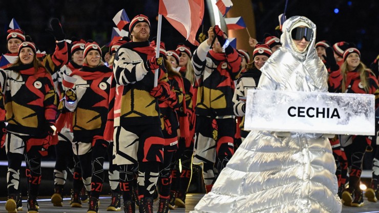 David Pastrňák vedl coby vlajkonoš českou výpravu v Milánu. 