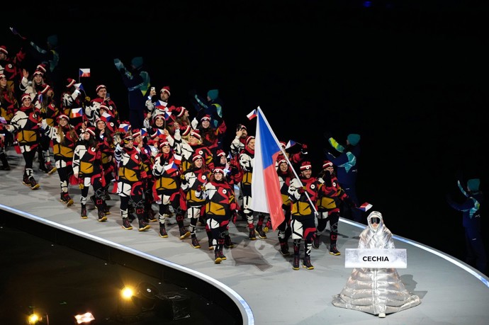 Česká reprezentace během zahajovacího ceremoniálu v San Siru. 