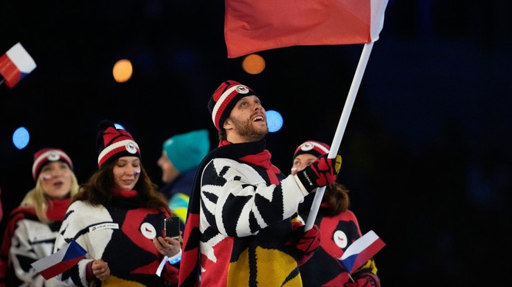 David Pastrňák coby vlajkonoš na zahájení olympiády v Itálii. 