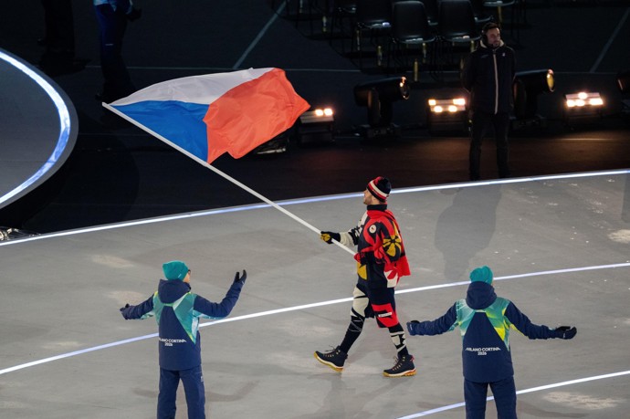 David Pastrňák coby vlajkonoš na zahájení olympiády v Itálii. 