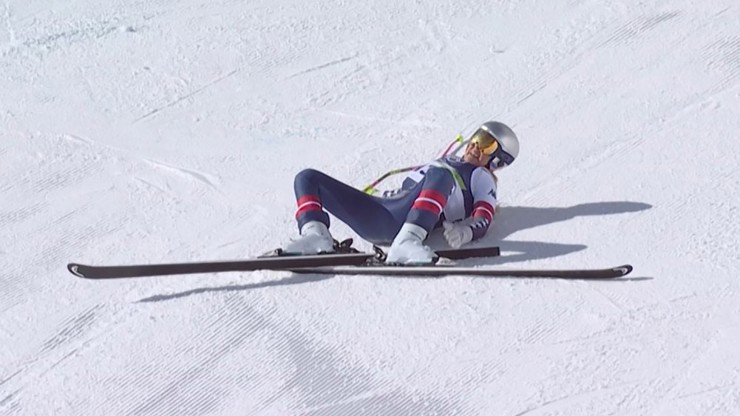 Lindsey Vonn z místa neštěstí musel transportova vrtulník. Utrpěla komplikovanou zlomeninu holenní kosti.