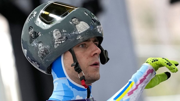 Vladyslav Heraskevyč vynesl helmu s fotkami mrtvých sportovců.