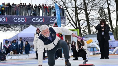 FOTO: Prezident Petr Pavel si vyzkoušel curling.