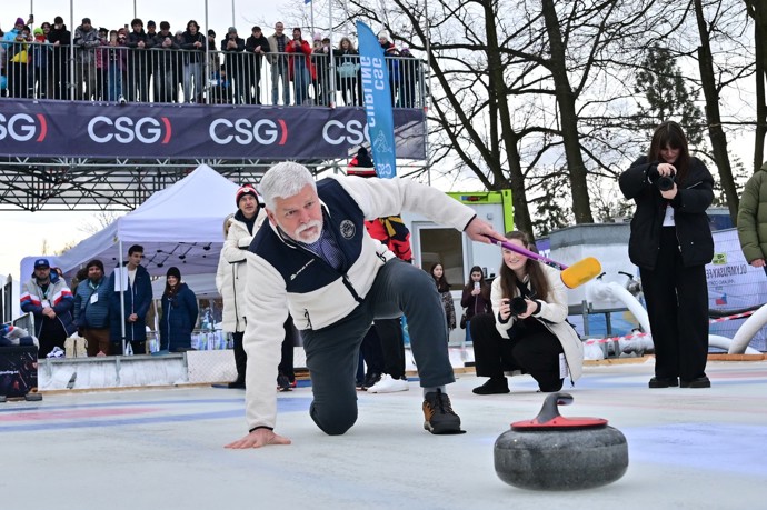 Prezident Petr Pavel si vyzkoušel curling.