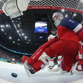 Lukáš Dostál inkasuje gól od kanadského hráče.