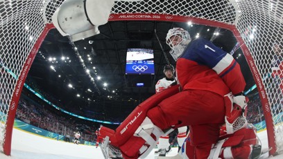 FOTO: Lukáš Dostál inkasuje gól od kanadského hráče.