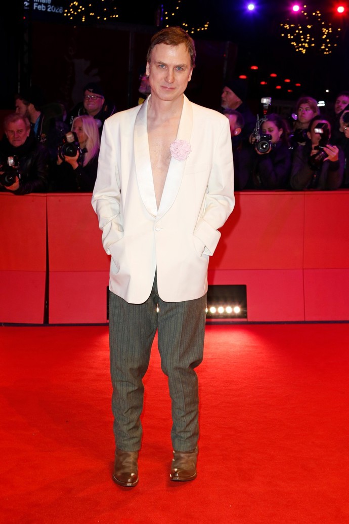 Německý herec Lars Eidinger zvolil podivný outfit.