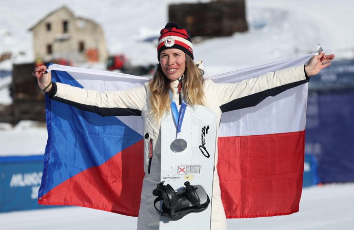 Eva Adamczyková získala stříbro ve snowboardcrossu. 