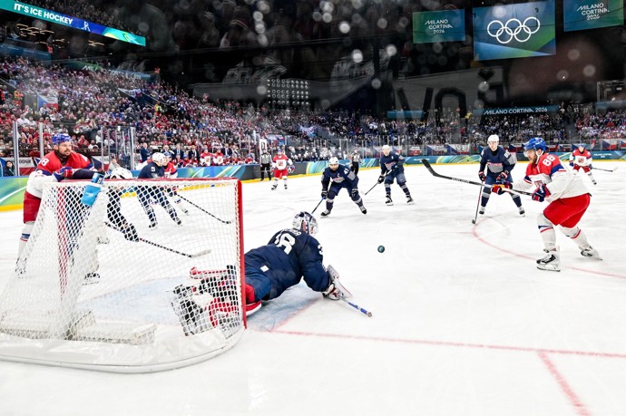 Během šílené pětiminutovky ve druhé třetině udělala česká obrana extrémní chyby a outsider rázem otočil skóre.
