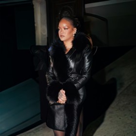 Dorazila na ni v kabátku, pod který si vzala jenom průsvitné černé punčochy.