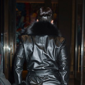 To se jí záhy vymstilo. Dlouhý rozparek v zadní části kabátku totiž odhalil i to, co mělo zůstat ukryto.