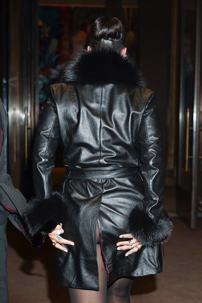 To se jí záhy vymstilo. Dlouhý rozparek v zadní části kabátku totiž odhalil i to, co mělo zůstat ukryto.