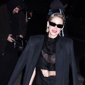 Ještě hůř dopadla herečka Naomi Watts v černých saténových šatech s částečně průhledným živůtkem.