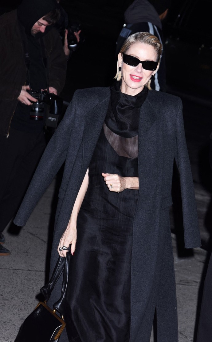 Ještě hůř dopadla herečka Naomi Watts v černých saténových šatech s částečně průhledným živůtkem.