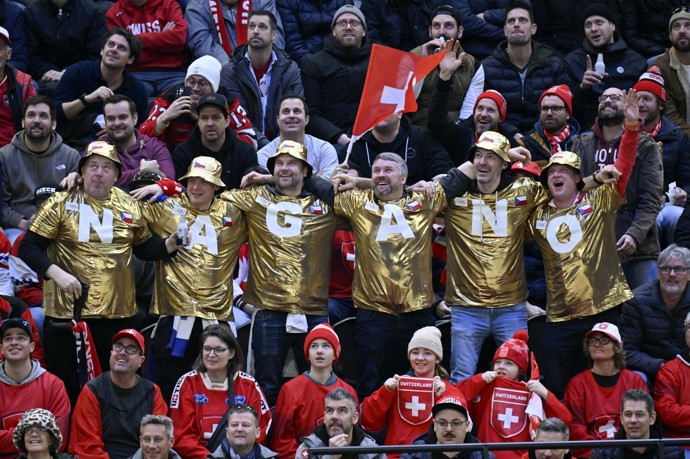 Fanoušci na tribuně.