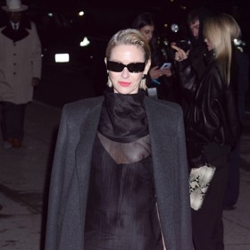 Při pózování fotografům se jí prosvitný díl posunul tak, že dala všem na odiv bradavku.