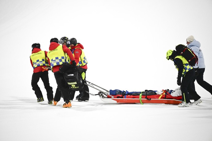 Zdravotníci odvážejí Eliase Lajunena po pádu.