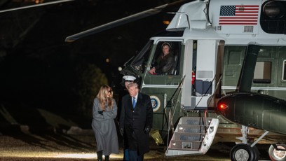 FOTO: Konspirátoři tvrdí, že se po boku amerického prezidenta Donalda Trumpa objevila dvojnice jeho manželky Melanie.