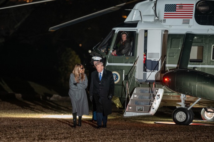 Konspirátoři tvrdí, že se po boku amerického prezidenta Donalda Trumpa objevila dvojnice jeho manželky Melanie. 