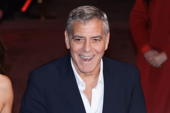 George Clooney patří k největším fešákům Hollywoodu a kdysi také notorickým starým mládencům. Exceloval například v Dannyho parťácích, Gravitaci nebo seriálu Pohotovost. Zahrál si ale také ve filmu Vstupenka do ráje.