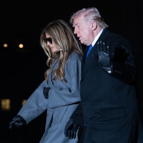 Melania Trump se ukázala pro ni v neobvyklém outfitu. Konspirátoři tvrdí, že šlo o dvojnici.