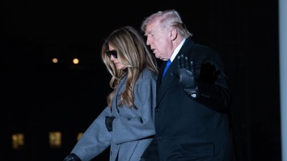 FOTO: Melania Trump se ukázala pro ni v značně neobvyklém outfitu. Konspirátoři tvrdí, že šlo o dvojnici.