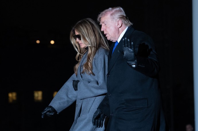 Melania Trump se ukázala pro ni v neobvyklém outfitu. Konspirátoři tvrdí, že šlo o dvojnici.