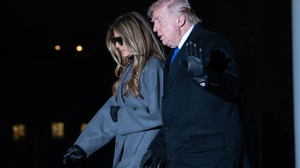 Melania Trump se ukázala pro ni v značně neobvyklém outfitu. Konspirátoři tvrdí, že šlo o dvojnici.