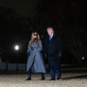 Melania Trump měla nasazené sluneční brýle, ačkoli byla noc. Navíc měla na sobě kozačky bez podpatku. Obvykle však první dáma nosí lodičky.