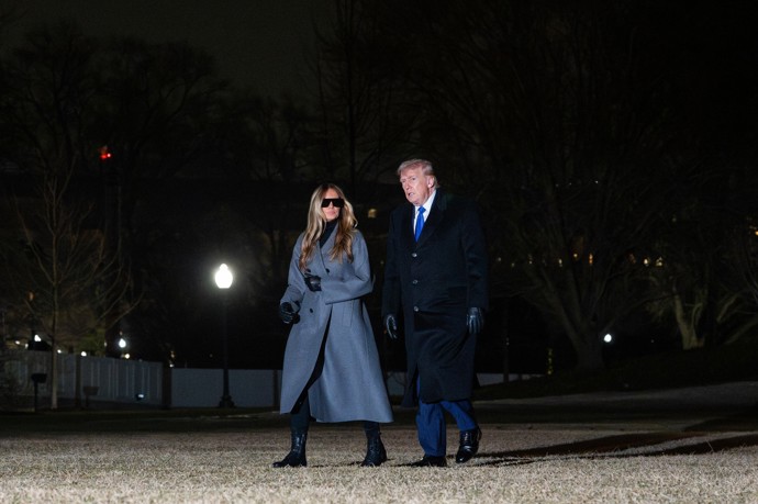 Melania Trump měla nasazené sluneční brýle, ačkoli byla noc. Navíc měla na sobě kozačky bez podpatku. Obvykle však první dáma nosí lodičky.