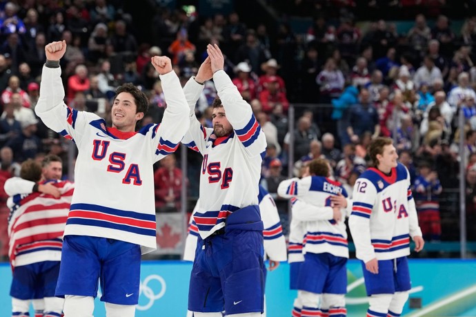 Američtí hokejisté se radovali z výhry. 