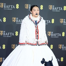 Zpěvačka Audrey Nuna na cenách BAFTA.