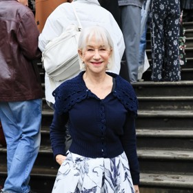 Kardigan s výrazným límcem rozhodně nepůsobil usedle.