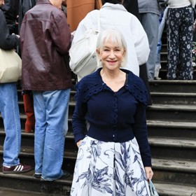 Herečka Helen Mirren vyrazila na londýnský týden módy v mladistvém jarním outfitu.