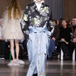 Přehlídka značky Erdem v rámci londýnského týdne módy naznačila, že květinový potisk bude trendy teď na jaře i později na podzim.