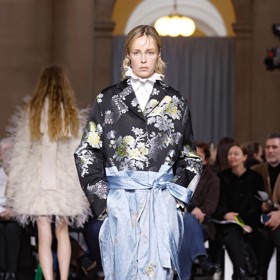 Přehlídka značky Erdem v rámci londýnského týdne módy naznačila, že květinový potisk bude trendy teď na jaře i později na podzim.