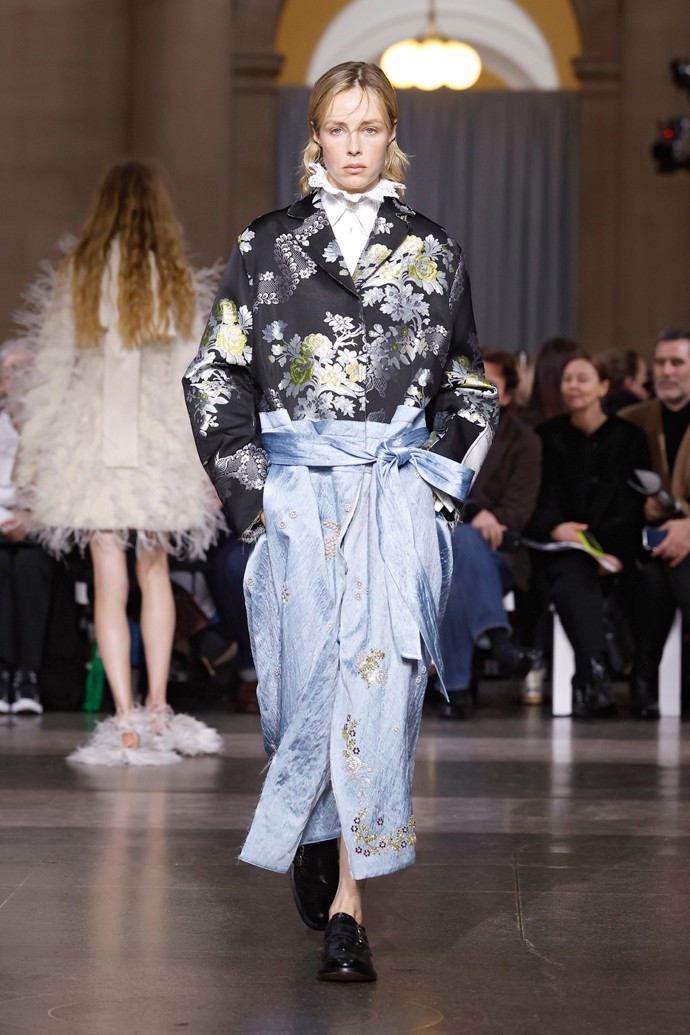 Přehlídka značky Erdem v rámci londýnského týdne módy naznačila, že květinový potisk bude trendy teď na jaře i později na podzim.