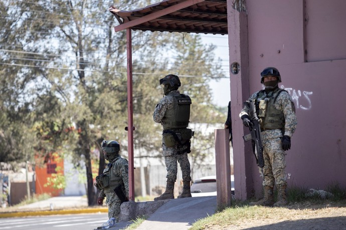 Policisté hlídají ulice.