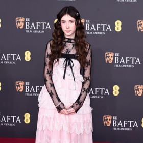 Mladá herečka Bodhi Rae Breathnach na cenách BAFTA.