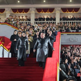 Zahraniční média jsou přesvědčena o tom, že nástupcem Kim Čong-una bude nejspíše jeho dcera Kim Ču-e. V současné době by dívce mělo být kolem 13 let.