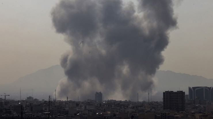 Írán zaútočil na Teherán společně s USA